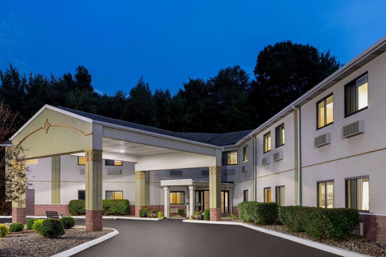 Super 8 By Wyndham Grove Hotel