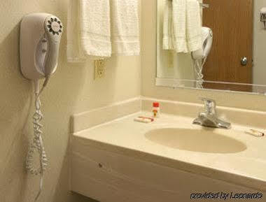 Super 8 By Wyndham Grove Hotel 2*